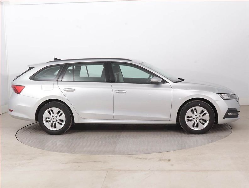 Škoda Octavia (2022) Ambition 2.0 TDI, ČR,1.maj - fotka 6 z 15