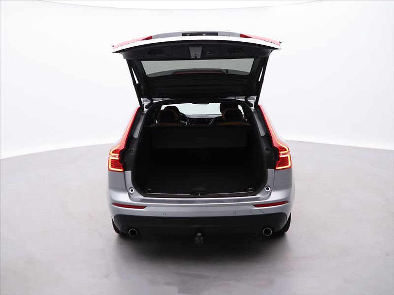 Volvo XC60 2,0 140KW D4 Momentum AWD Auto - fotka 5 z 22