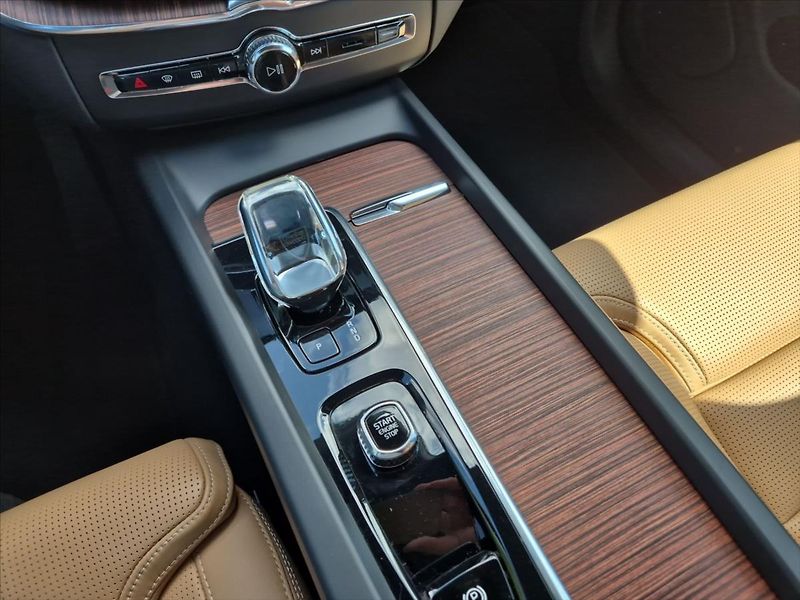 Volvo XC60 2,0 B4 AWD diesel Plus Bright - fotka 15 z 19