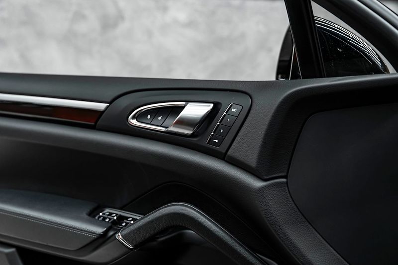 Porsche Cayenne Diesel Platinum - fotka 13 z 20