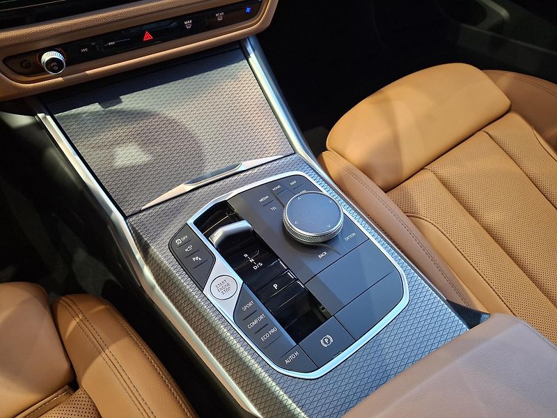 BMW Řada 3 320d xDrive Touring M-Sport - fotka 16 z 37
