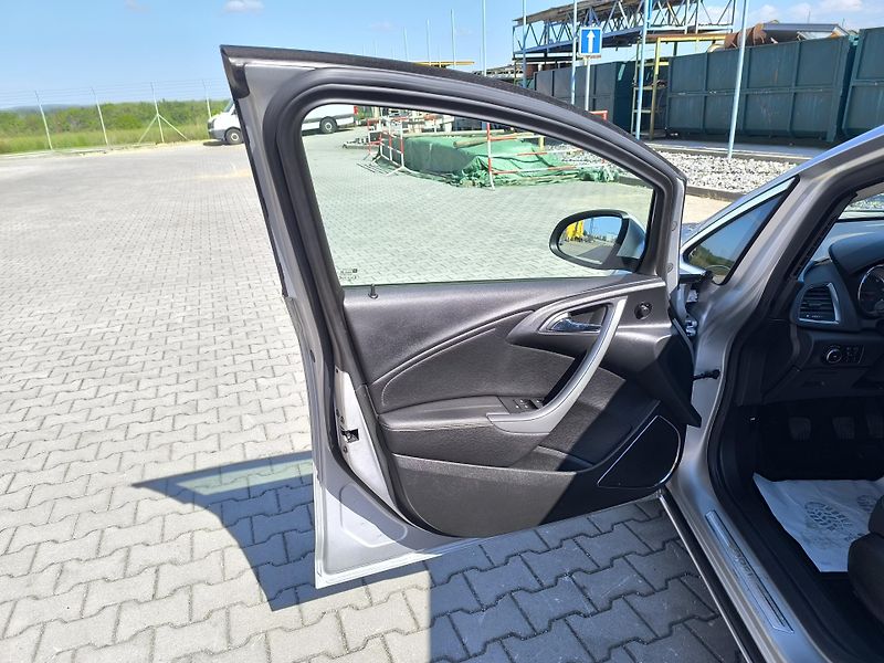Opel Astra (2011) 1.7 CDTi,SERVISNÍ KN. DOL KM. - fotka 10 z 29