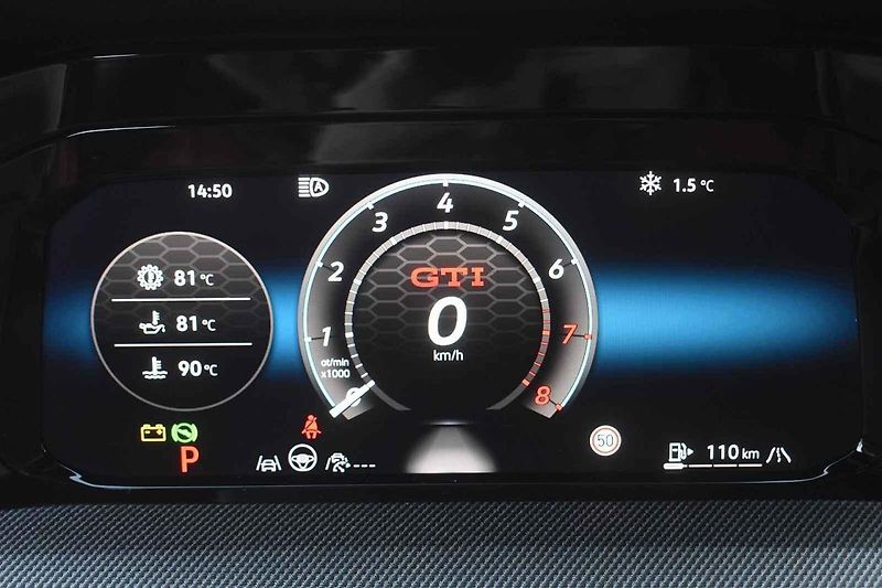 Volkswagen Golf GTI se cítí skvěle na méně frekventovaných silnicích.