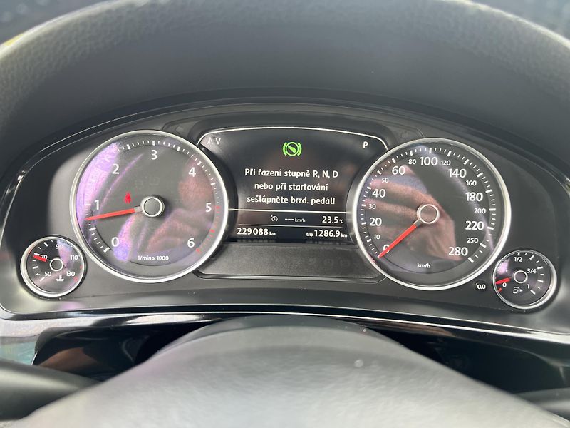 Volkswagen Touareg 3.0TDI 180KW,TZ,KůŽE,ROZVODY!! - fotka 35 z 52