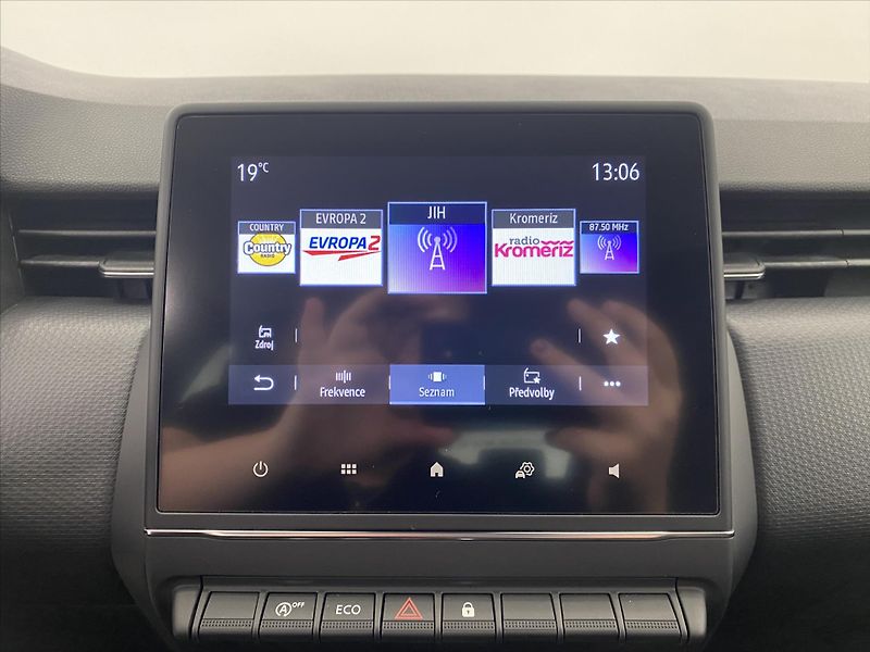 Renault Clio 1,0 TCe 74kw LED 1. maj. ČR - fotka 19 z 26