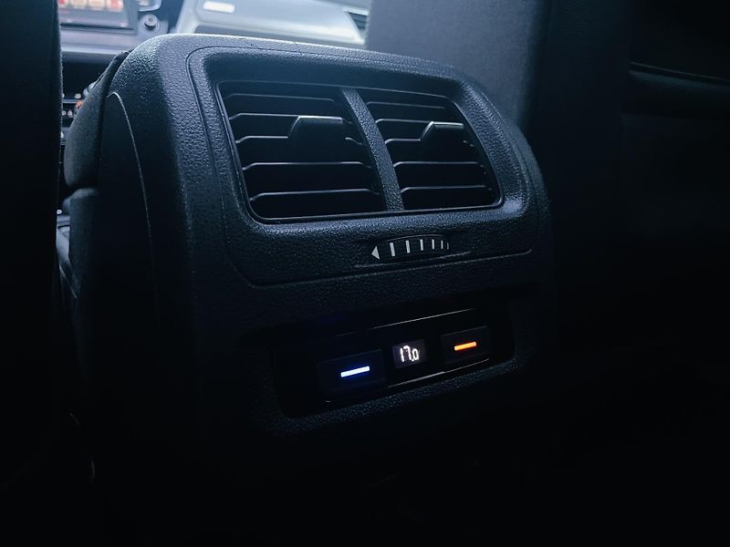 Volkswagen Touran 1.6TDI MANUÁL SERVISKA TAŽNÉ - fotka 31 z 44