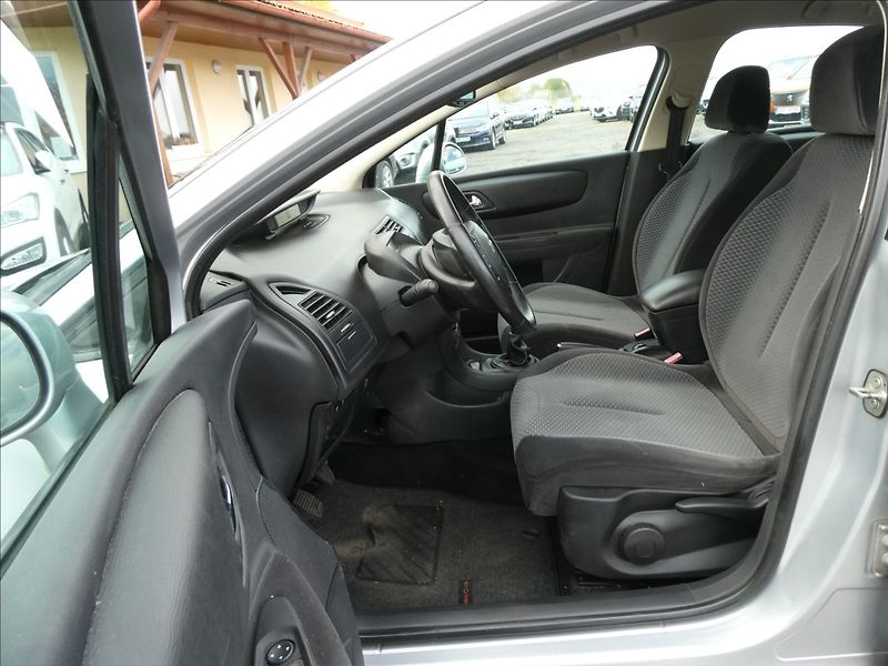 Citroën C4 1,6 i 80kW 2x kola, serviska - fotka 13 z 33