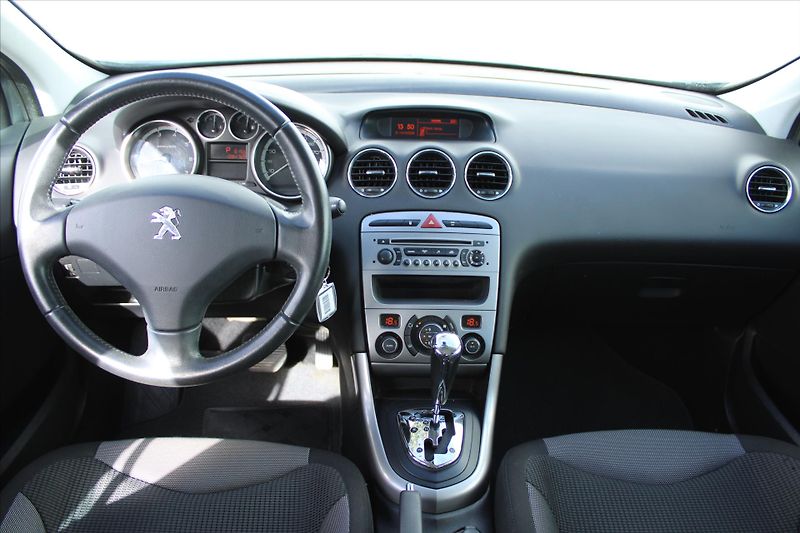 Peugeot 308 1.6VTi 88kW AUTOMAT 94000KM ČR - fotka 12 z 19