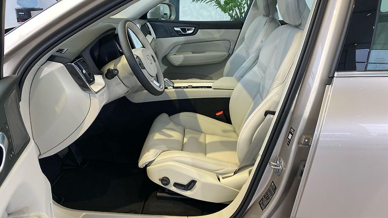 Volvo XC60 (2026) ULTRA BRIGHT, B5 AWD, 184+10 k - fotka 8 z 15