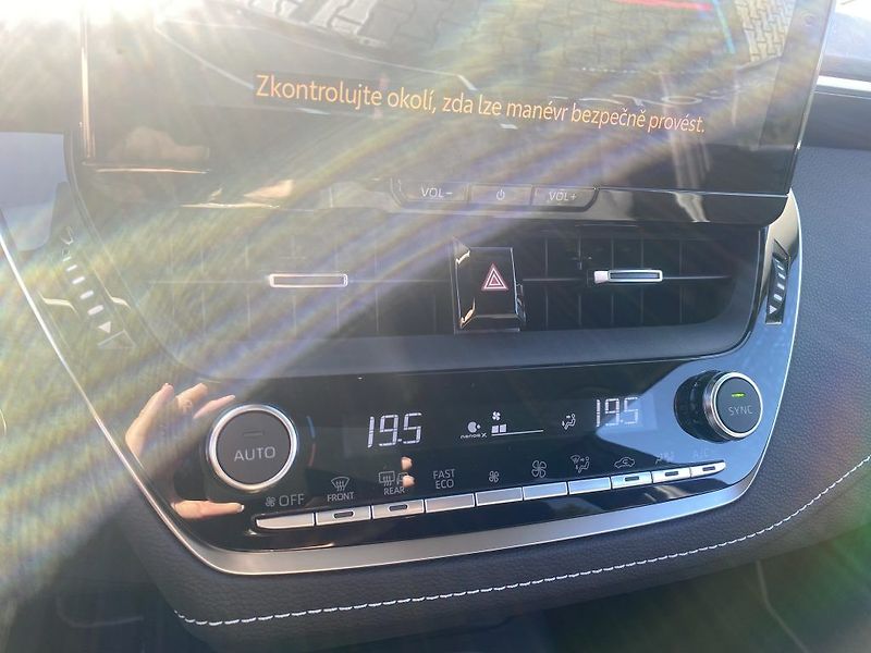 Toyota Corolla 1.8 Hybrid CVT Style - fotka 24 z 27