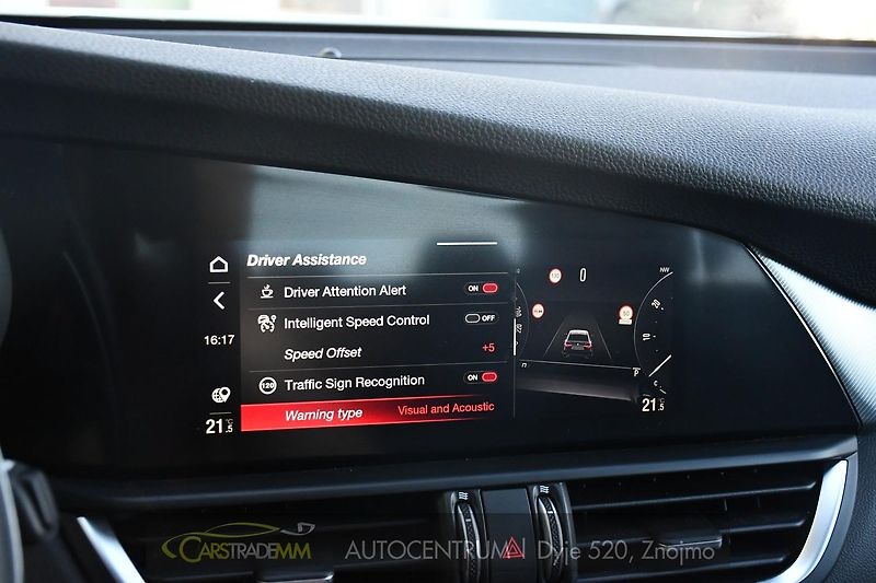 Alfa Romeo Giulia 2.0 TURBO 16V 206kW Q4 VELOCE - fotka 29 z 42