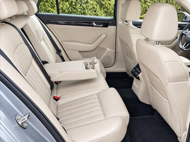 Škoda Superb 2,0 TSi L&K 4x4 DSG 272PS LED - fotka 15 z 26