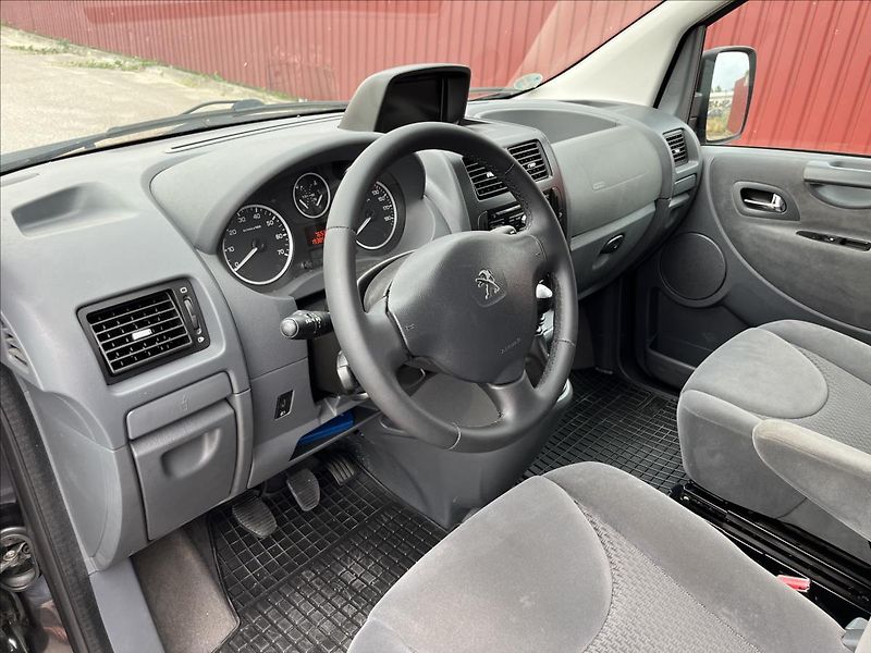 Peugeot Expert Tepee 2,0 HDi 8.MÍST KLIMA NAVIGACE - fotka 9 z 42