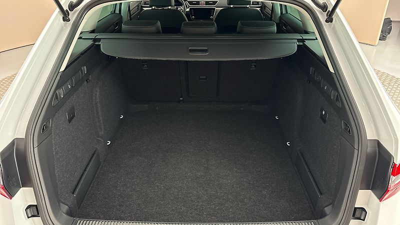 Škoda Superb 2.0 TDI DSG Style Combi - fotka 17 z 28