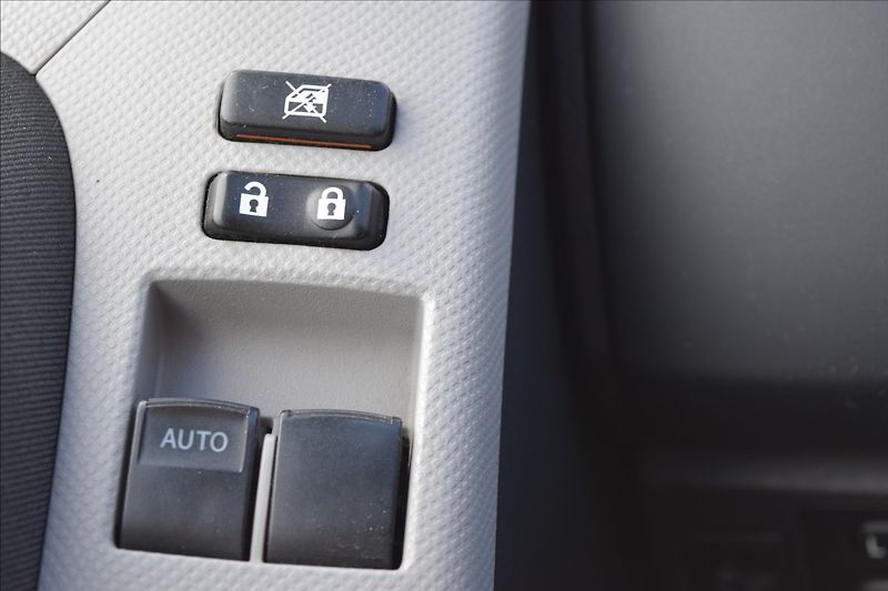 Toyota Yaris 1,0 i 51KW ZAD. PARK. SENZORY - fotka 21 z 40