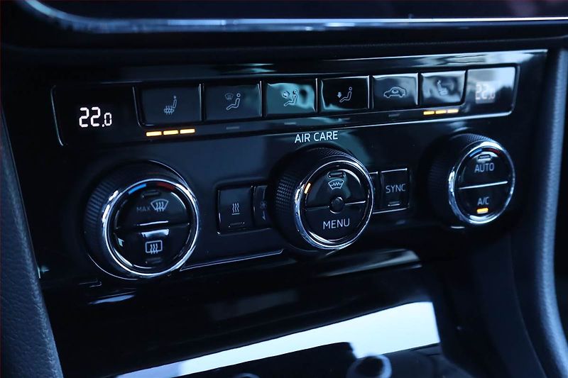 Škoda Superb (2017) 2.0 TSI, 4X4, Automat, Kůže - fotka 16 z 32