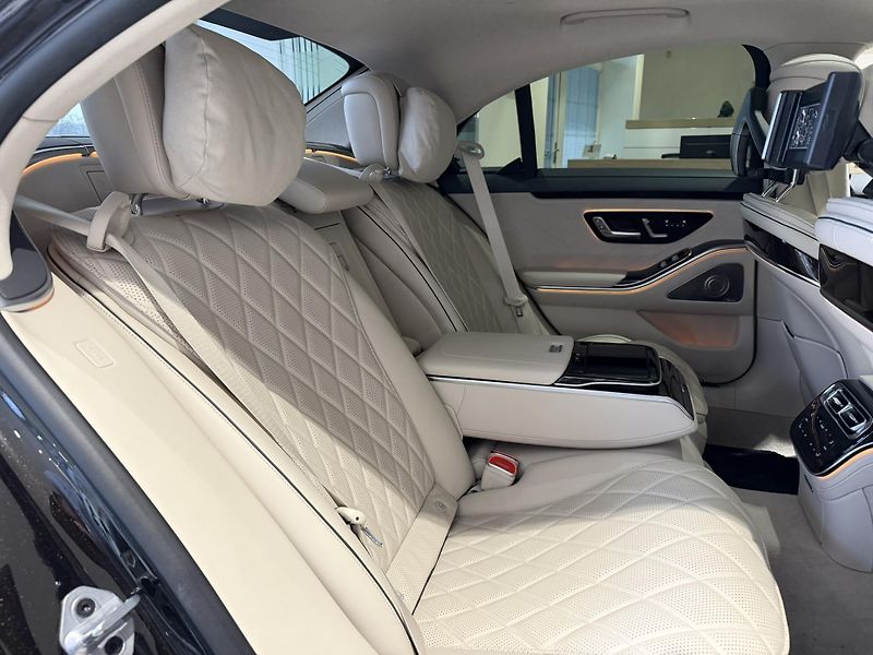 Mercedes-Benz Třídy S (2022) S 580 4M L/PANO/BURM/SOFT/DIGI - fotka 16 z 22