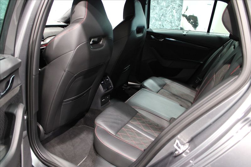 Škoda Octavia 2,0 TDI RS 147KW 4x4 zánovní - fotka 13 z 39