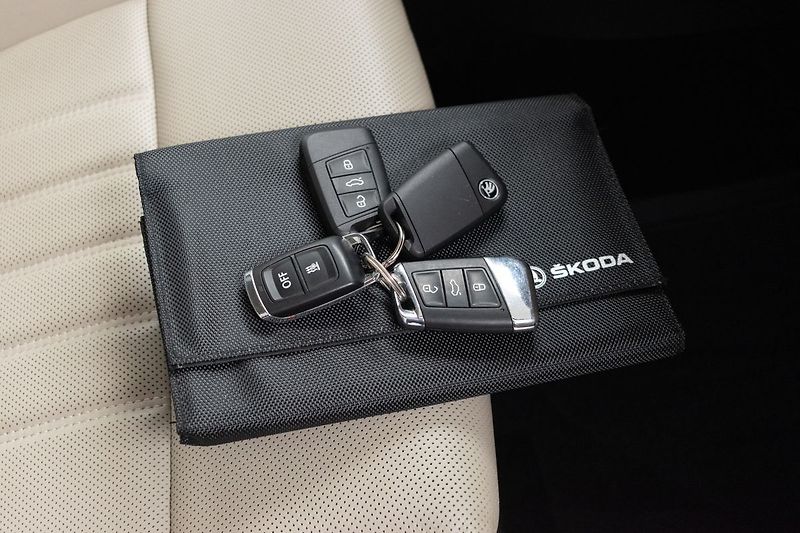 Škoda Superb TDI 147kW L&K 4x4*DPH*ČR 1.MAJ - fotka 43 z 52
