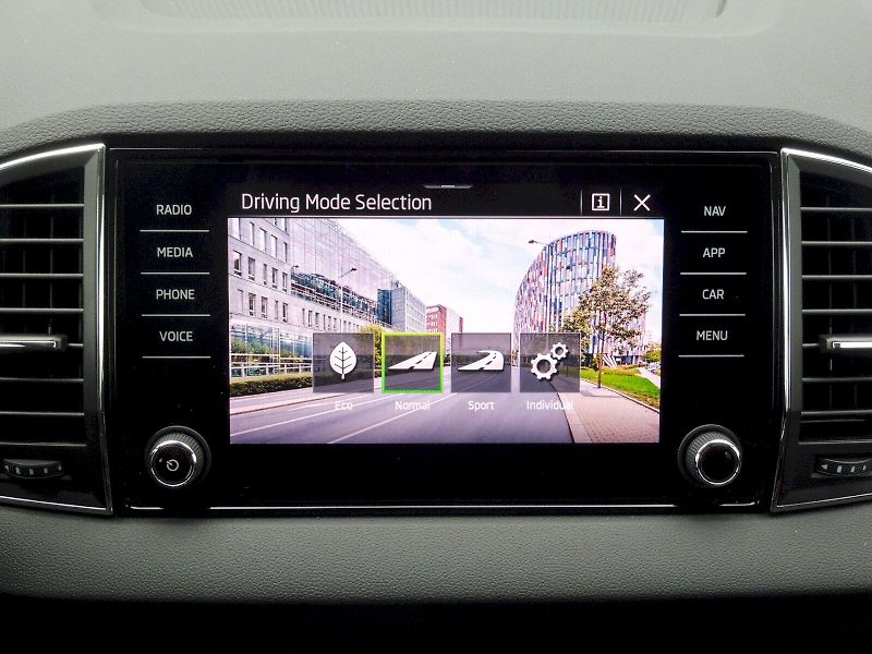 Škoda Karoq (2025) Top Selection 1,5 TSI 110kW - fotka 15 z 29