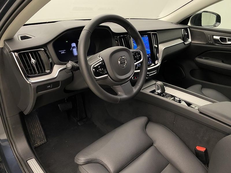 Volvo V60 B4 DARK PLUS AUT CZ - fotka 4 z 54