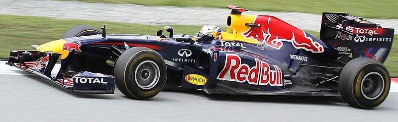 David Coulthard se v červnu roku 1999 stal čestným patronem Autodromu Most. Na snímku je rpři setkání s fanoušky.