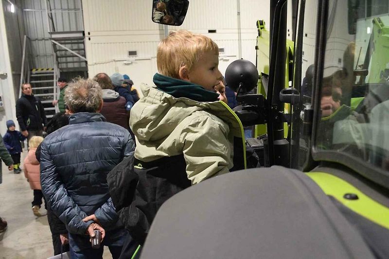Světla, koledy a obří stroje. Rozsvícení vánočního kombajnu zahájilo advent v Jičíně