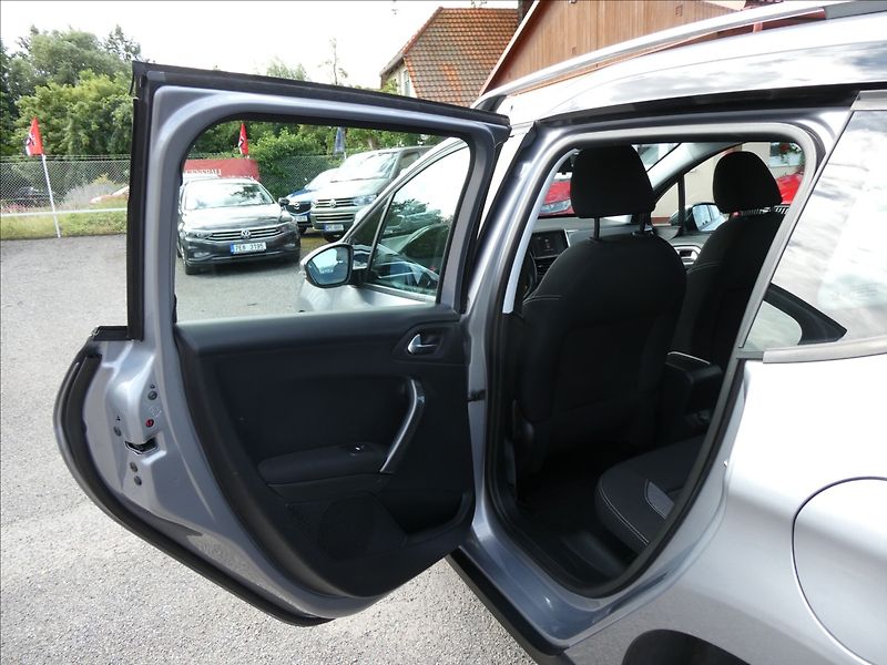 Peugeot 2008 1,2 1.2 81kW NAVI,závěs,servis - fotka 22 z 46