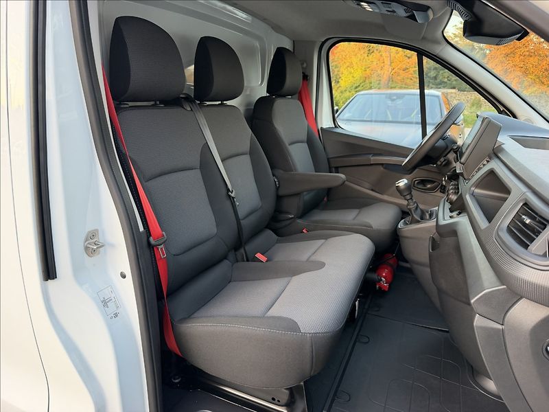 Renault Trafic L1H1 Red - fotka 9 z 23