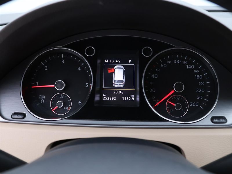Volkswagen Passat 2,0 TDI 103kW DSG Xenon Navi - fotka 15 z 32