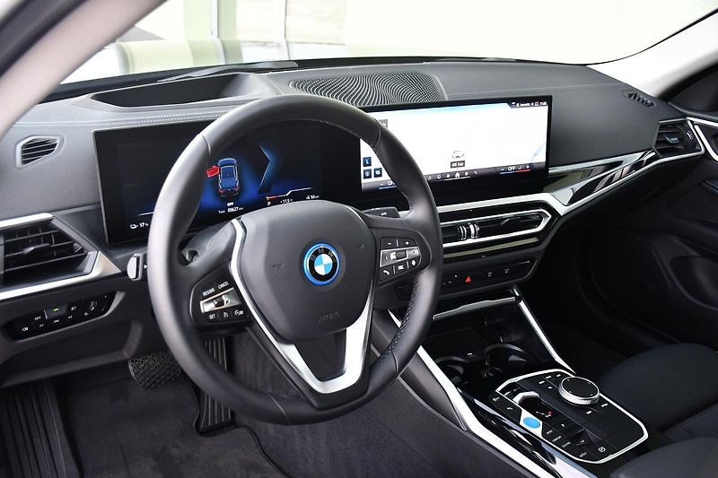 BMW i4 eDrive35 3L-ZÁRUKA  9tis.KM 1M - fotka 14 z 42