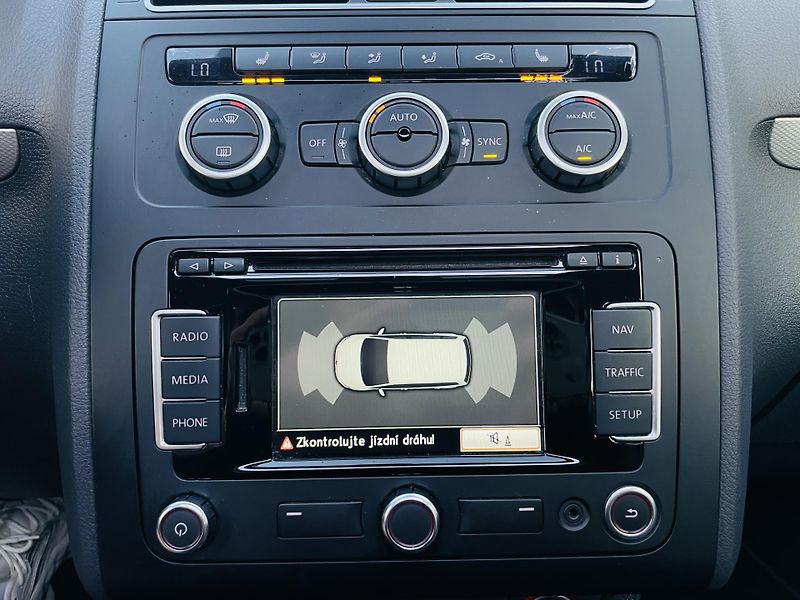 Volkswagen Touran 2.0TD MAN 7MÍST SERVISKA TAŽNÉ - fotka 40 z 48