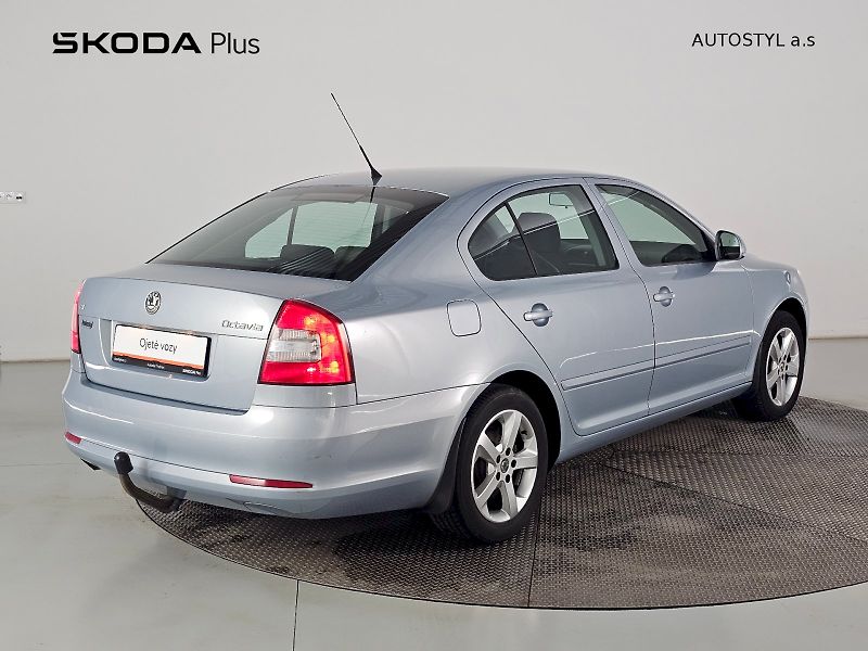 Škoda Octavia (2011) 1.6TDI 77kW Ambiente plus - fotka 2 z 20
