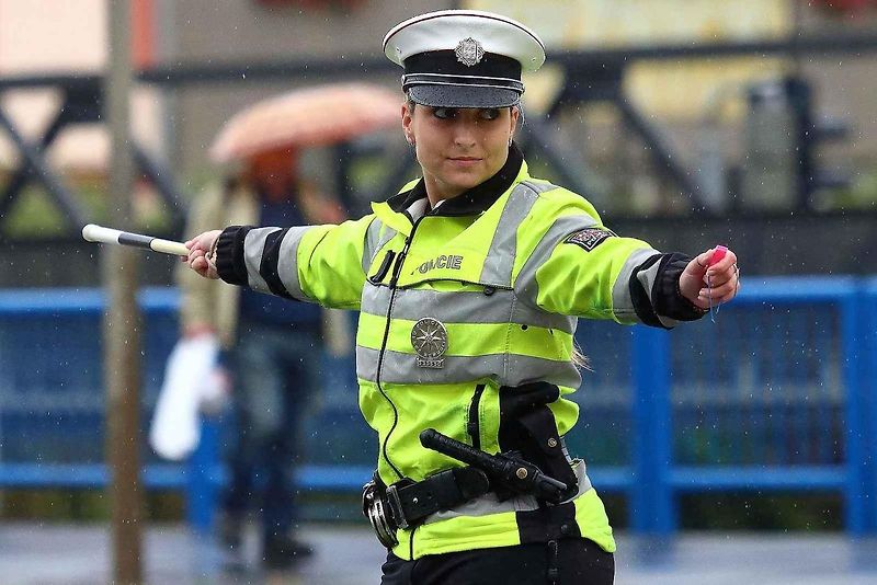 Ilustrační foto. Křižovatka řízená policistou.