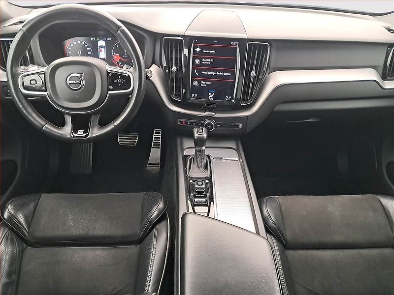 Volvo XC60 (2018) R-Design D4 AWD - fotka 8 z 18