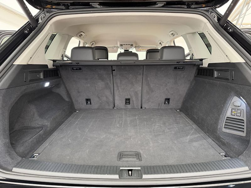 Volkswagen Touareg 3.0Tdi*1-MAJ*DPH*REZERVACE* - fotka 13 z 49