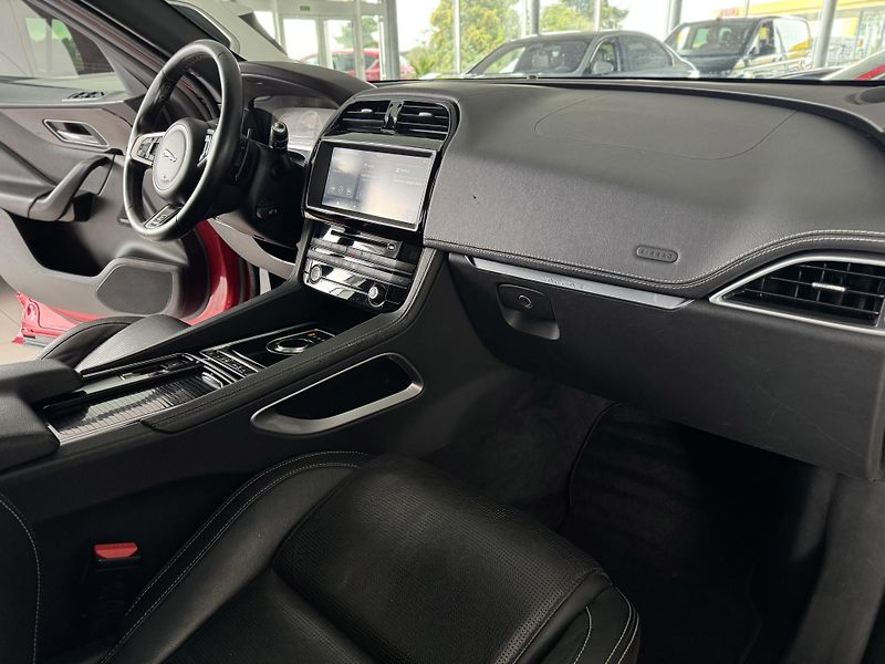 Jaguar F-Pace 20d AWD*AUT*R-SPORT*REZERVACE! - fotka 13 z 39