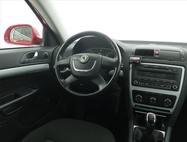 Škoda Octavia (2011) Ambiente 1.4 TSI, Serv.kniha - fotka 7 z 17