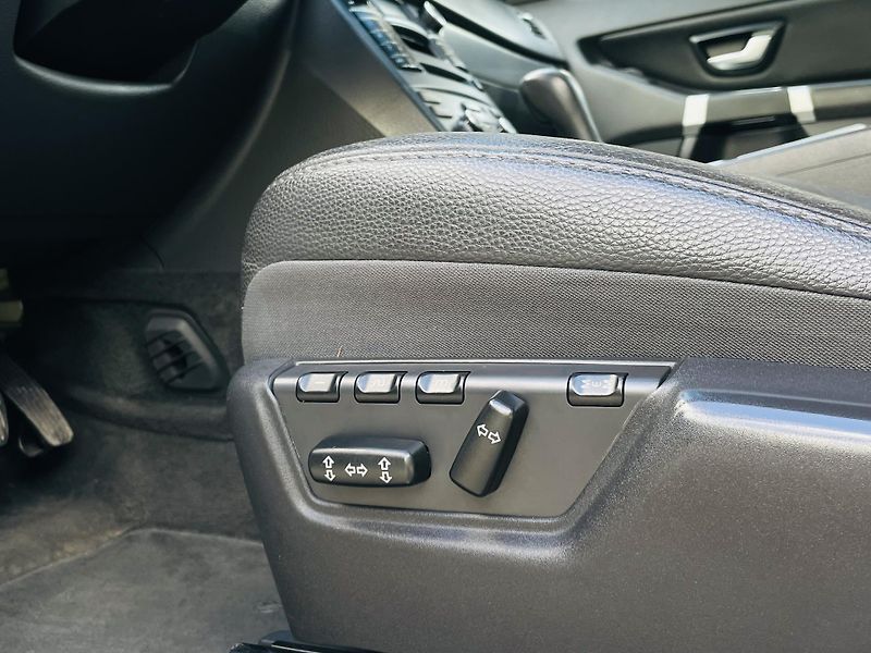 Volvo XC90 2.4D5 4x4 AUT VÝHŘEV SENZORY - fotka 35 z 44