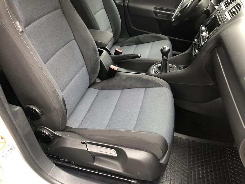 Volkswagen Golf (2011) 2,0TDi STYLE nez. rezervace - fotka 37 z 68