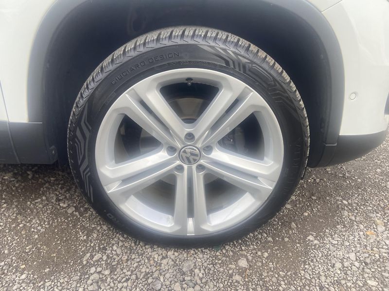 Volkswagen Tiguan (2014) 2.0 TDI - R-line CUP 4x4 - fotka 14 z 47