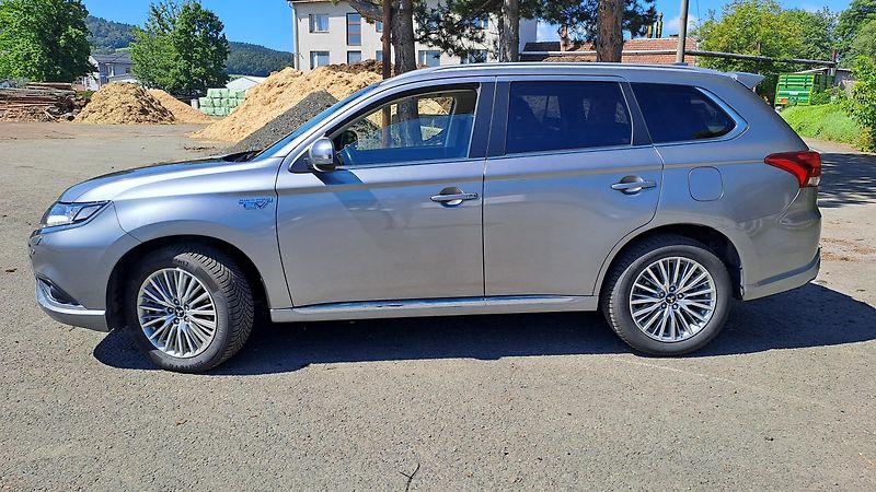 Mitsubishi Outlander 2.4 PHEV 4WD Business - fotka 4 z 28