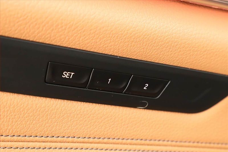 BMW Řada 5 (2018) Luxury Line 540i xDrive - fotka 9 z 20