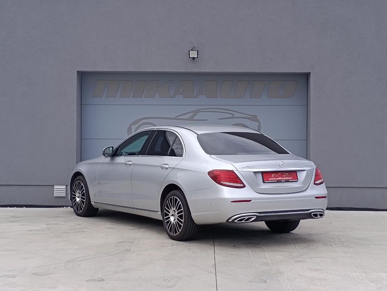 Mercedes-Benz Třídy E 220d 143kW 4MATIC ČR  - fotka 7 z 34