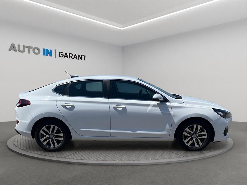 Hyundai i30 (2018) TRIKOLOR COMFORT 1.0 T-GDi 88k - fotka 7 z 22
