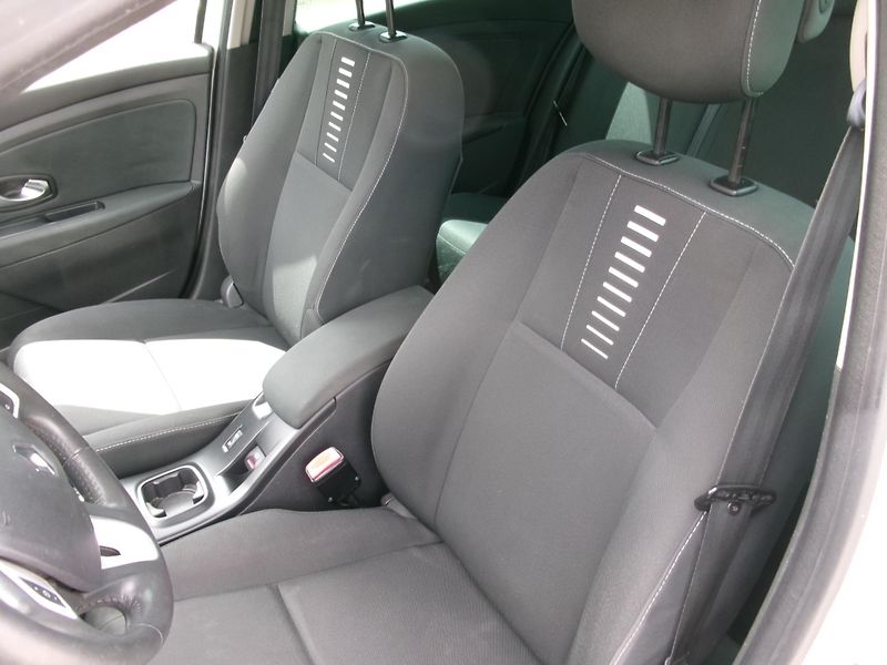 Renault Mégane (2011) 1,5dCi AUT AC BT TEMP TAŽNÉ - fotka 10 z 26
