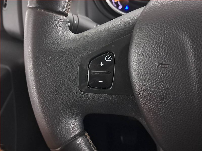 Opel Vivaro (2016) 1.6 BiCDTI, Bus, 8Míst, ČR - fotka 16 z 19