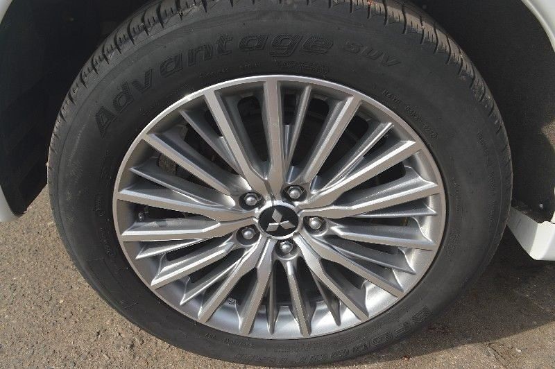 Mitsubishi Outlander 2,4 4x4 - fotka 7 z 26