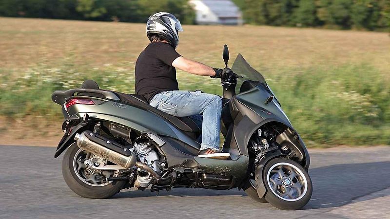 Piaggio MP3 500ie Sport LT (vlevo) a Piaggio Medley 125ie.