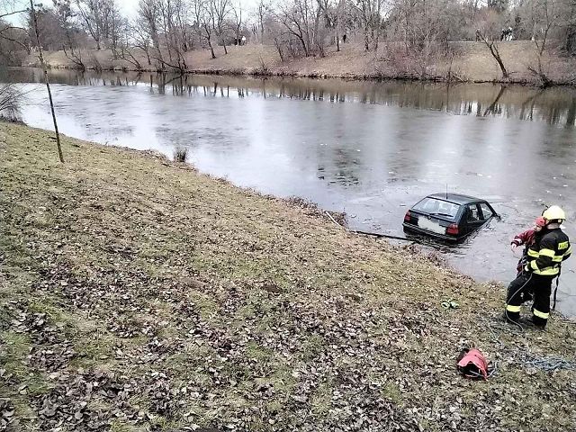 Ke kuriózní nehodě vyjížděli v sobotu přerovští profesionální hasiči. Auto skončilo v městském rybníce.
